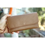 柔らかいレザーフラップ長財布．本革　ストラップ付き長財布　ブラウン