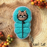 ニャンパーの刺繍ブローチ【青緑・茶トラ猫】