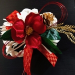 送料無料　しめ縄飾り　紅白の椿　金の松笠