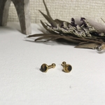 琥珀風の丸い軟骨ピアス