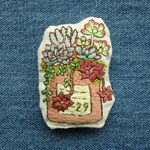 多肉植物の寄せ植え刺繍ブローチ(チャーム変更可)