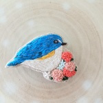 ルリビタキとお花刺繍ブローチ【受注製作】