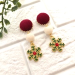 クリスマスカラーの雪の結晶イヤリング/ピアス