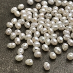 30個 2.5×3.5mm 淡水パール 極小 小粒 ポテト ケシパール ベビーパール 天然パール パーツ 真珠 素材 粒売り キスカ ナチュラルホワイト