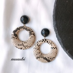 大ぶりピアス　パイソン ピアス / イヤリング  / チタンピアス サージカルステンレスピアス / パイソン柄　ヘビ柄　フープピアス