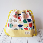 【値下げ】ねこ&リンゴ柄きんちゃく袋（お弁当袋サイズ）黄色