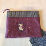刺繍のファスナーポーチ