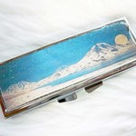 雪降る連峰に黄色い満月_ピルケース