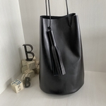 ■black レザー巾着バック longタッセル付き■レザーショルダーバック 黒い鞄