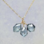 半額SALE【在庫僅少】氷結の輝き　クラック入りミスティックブルークォーツ　ヘキサゴン3粒　サージカルステンレスネックレス50cm 