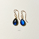 宝石質ブラックラブラドライト(ペアシェイプ)のピアス