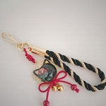 黒猫面のキーホルダー　淡紅椿に秘めた恋