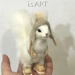 冬支度のエゾリス(アルビノ)