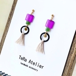 幾何学なカラフルタイルとタッセルのピアス/イヤリング（パープル×グリーン）（レジンコーティング　ロングタイプ）