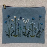 ボタニカル刺繍の帆布のポーチ　　スチールブルー　