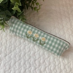 マーガレット刺繍のスリムペンポーチ