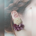 大ぶり つぶつぶパールと咲き誇る造花のピアス くすみピンク
