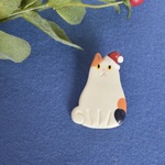 2020クリスマス☆サンタ帽子のみけ猫ブローチ　帯留めにも