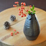 黒陶一輪挿し（透かし紋）／黒・焼き〆陶器