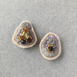 ash gray×black刺繍ピアス