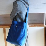 ななめがけバッグ　青　帆布　差し色　ポケット