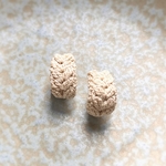 ケーブルニットの耳飾り（イヤーカフ ・イヤリング）　〜きなり〜