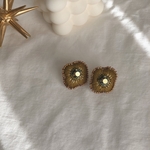 真ん中スワロのお花刺繍イヤリング（うぐいす×ｺﾞ-ﾙﾄﾞ）