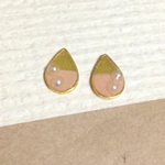 しずくパール カーキ×ピンク イヤリング（ピアス）