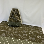 2点セット 40㎝×60㎝小学生向けランチョンマットと給食袋（恐竜の骨）カーキ×星