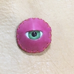 目玉ブローチ（マゼンダ）