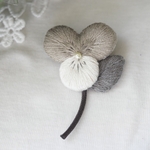 ちっちゃなビオラの刺繍ブローチ［茶鼠］