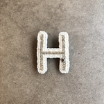 SALE♡ ビーズ刺繍♡イニシャルブローチ　H