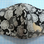 シェルティシルエット刺繍付マスク　黒地白レース柄　糸番1906　大人用　シングルガーゼプラス秋冬仕立て　裏Wガーゼ　咳エチケット