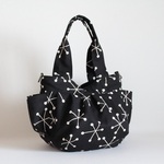 Mサイズ　黒色　点と線の模様柄プリント生地　 ころりんバッグ♪Mサイズ　Fm2 Lab.