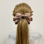 ミルクティー色の大人可愛いヘアリボンポニーフック　サテンとオーガンジーのハーフリボン