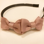 【再販❣️】大人可愛い♡キッズ　子ども　リボンカチューシャ　アンティークピンク　ダブルリボン　上品　おしゃれ　可愛い
