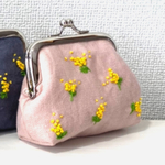 リネンにミモザの刺しゅうがま口財布〈モスピンク〉