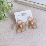 【再々販】ベージュお花の刺繍ゆらゆらピアス/イヤリング/サージカルステンレス nonoacs オーガンジー