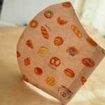 不織布芯が貼ってあるので型崩れしません　　パン柄　立体マスク　ダークピンク
