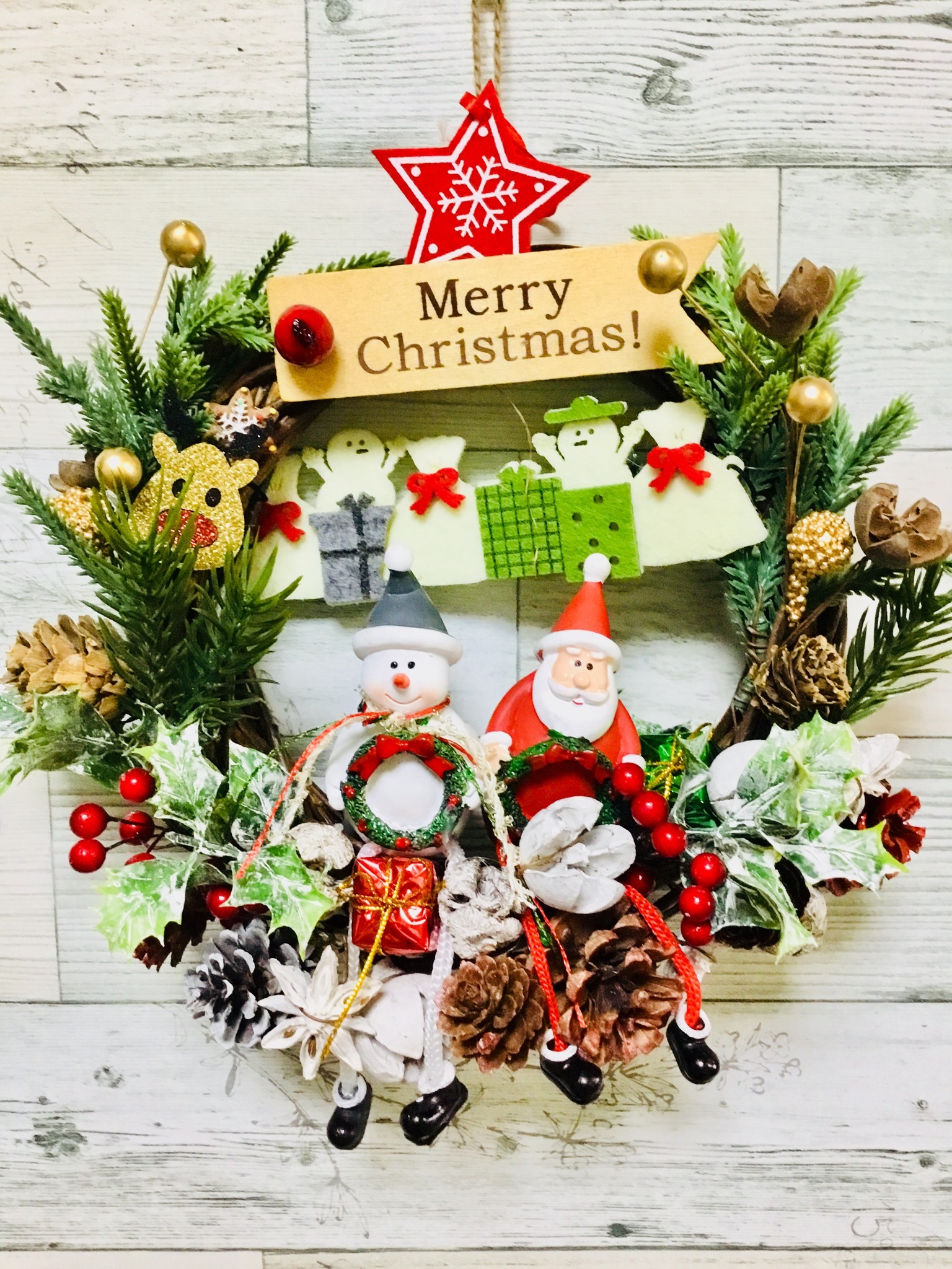 小さな森の中に住む小人サンタのクリスマスリース 小さな森の中に住む小人サンタのクリスマスリース