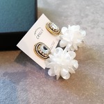 ヴィンテージビジューと編みフラワーピアス/イヤリング　チタンピアス　ノンホールイヤリング