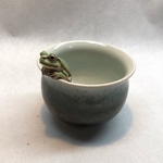  アマガエル縁乗りカップ（白茶）