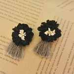 黒いお花のタッセルピアス