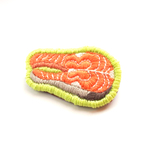 切り身鮭の刺繍ブローチ
