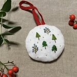 【送料込】リネンに刺繍したクリスマスのオーナメント　一つ　針葉樹　F