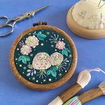 [rinrakiさま用ページ]クリスマスローズと仲良しフクロウ手刺繍フープ