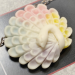 孔雀の練り切りストール留め