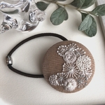 花刺繍 のくるみボタン ヘアゴム（　コーデュロイ　モカ　）