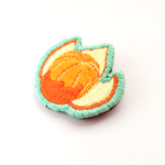 むきたてみかんの刺繍ブローチ