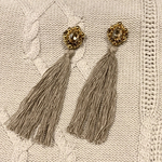 ビーズ刺繍のロングタッセルピアス / ベージュ